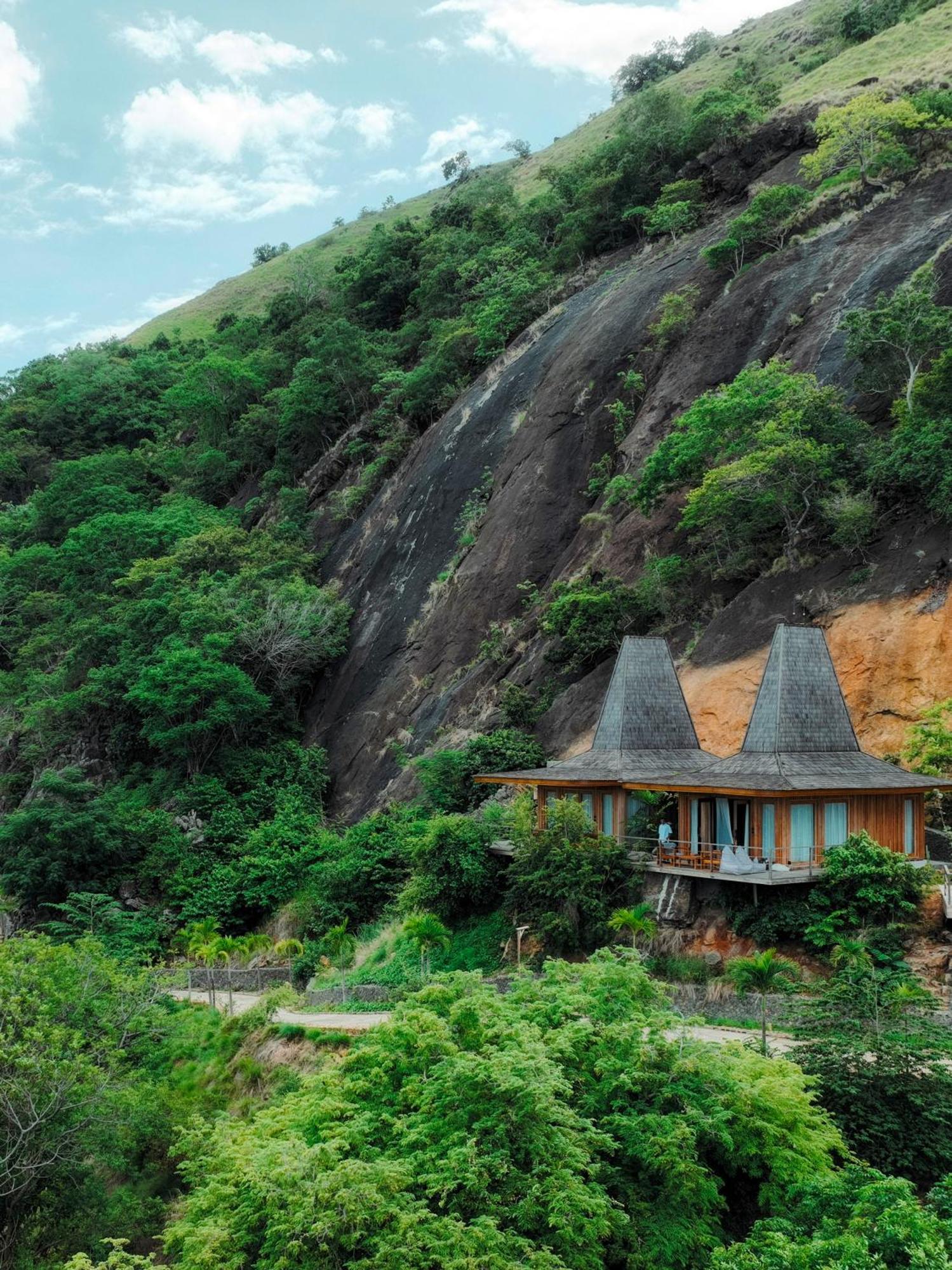 Menjaga Bay Hotel Лабуан Баджо Екстериор снимка